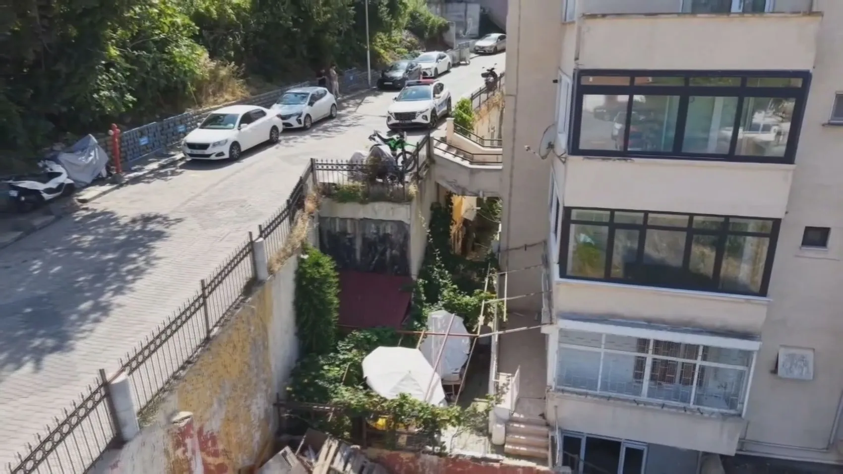 Şile'de görenleri hayrete düşüren manzara: Üzerinden yol geçen bina havadan görüntülendi