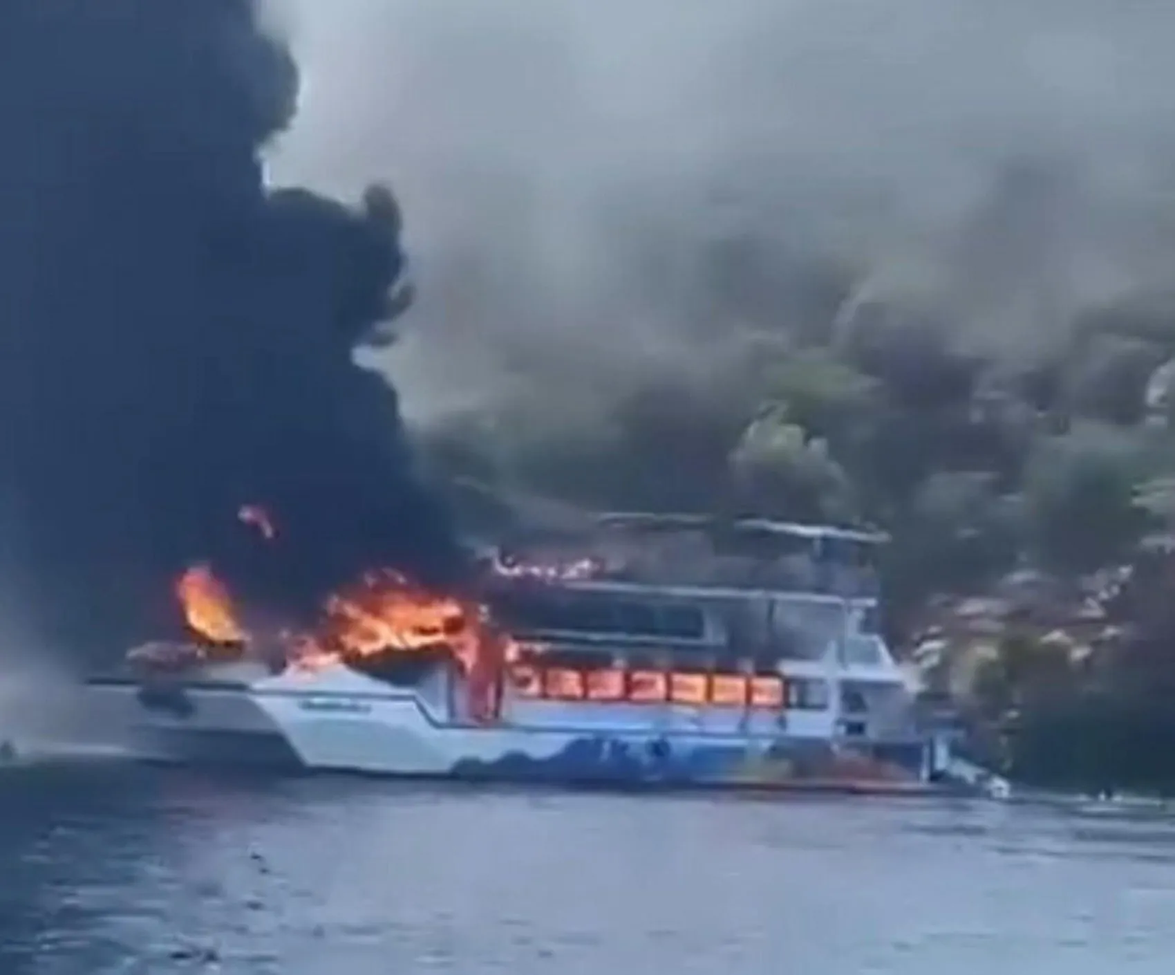 Fethiye'de gezi teknesi yandı 115 kişi denize atladı