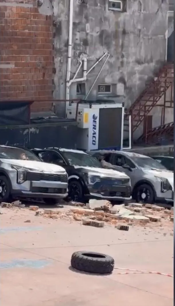Kağıthane’de istinat duvarı çöktü 12 lüks araç hurdaya döndü