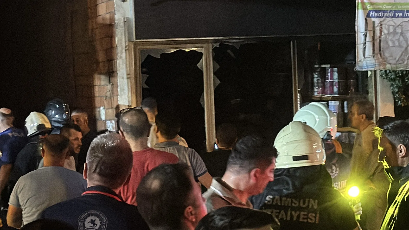 Samsun Tekkeköy'de depo yangını çevredeki binalara sıçradı