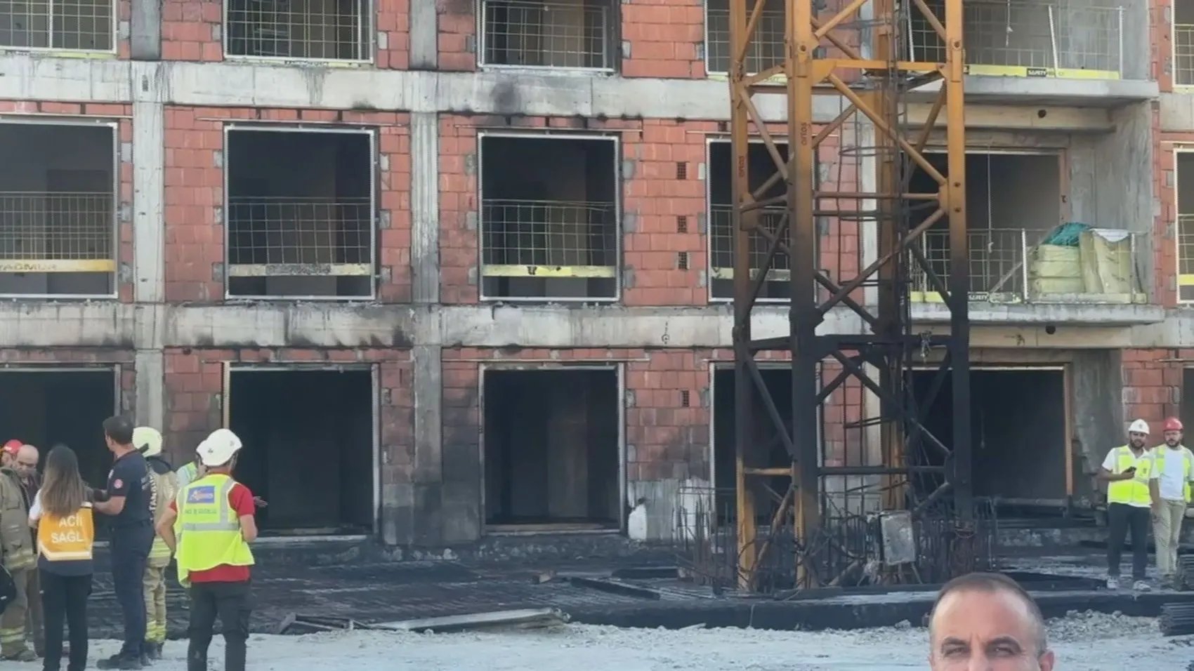 İnşaat alanında yangın çıktı, alevler kule vincine sıçradı