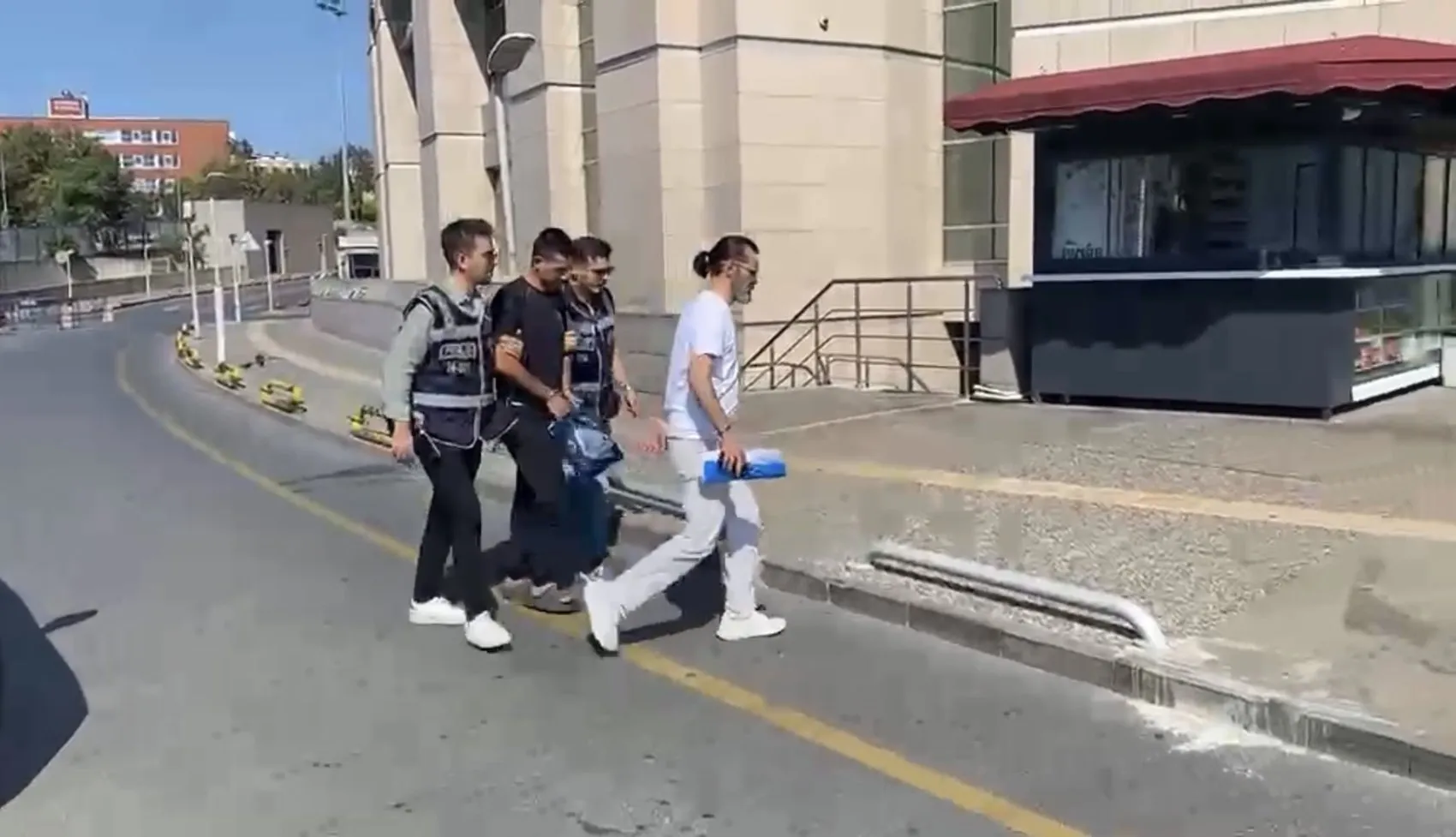 Kurye 2 milyonluk altınla kayboldu, 27 gün sonra çatıda yakalandı