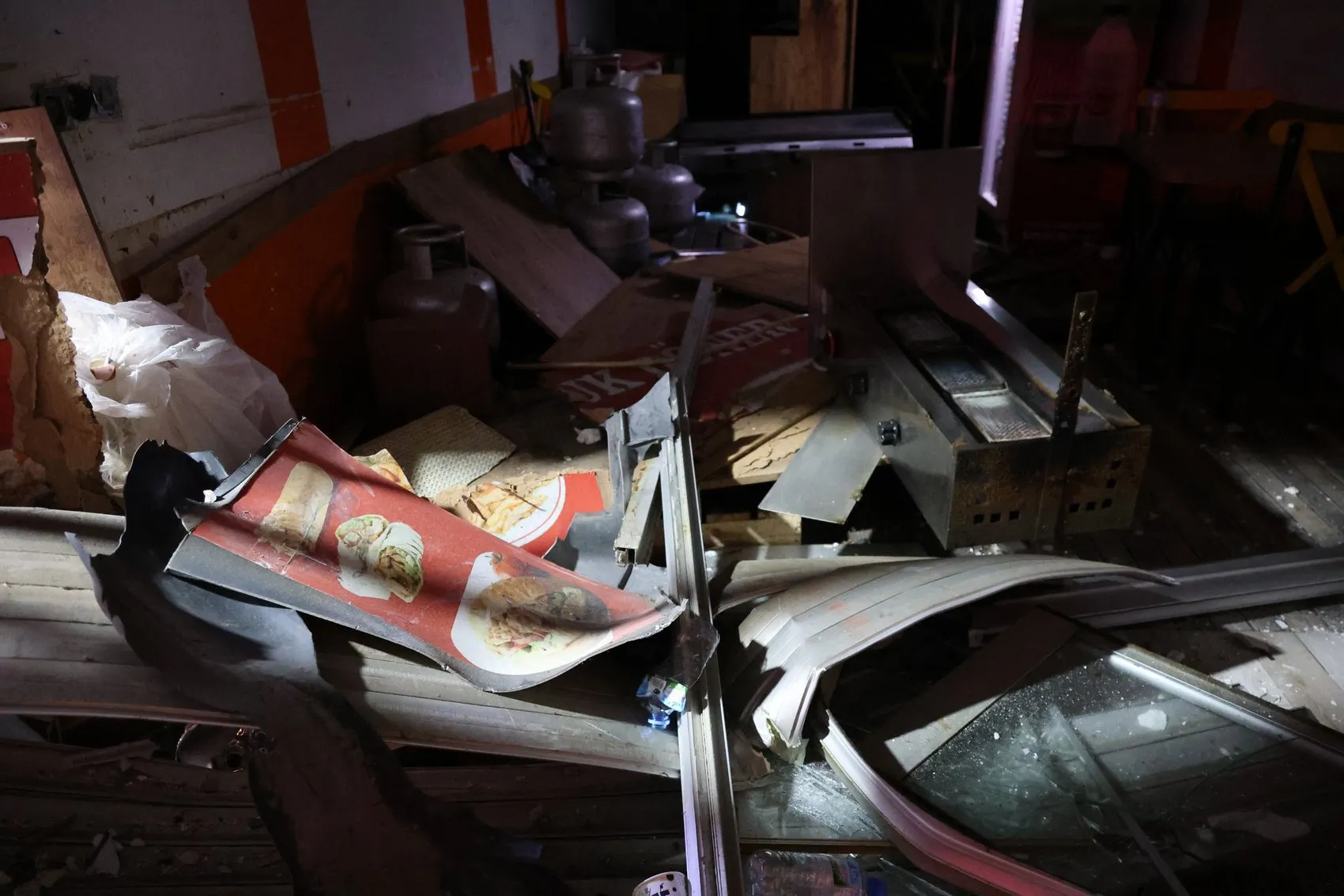 İzmir'de gece yarısı kaza Otomobil dükkana girdi yumurtalar telef oldu