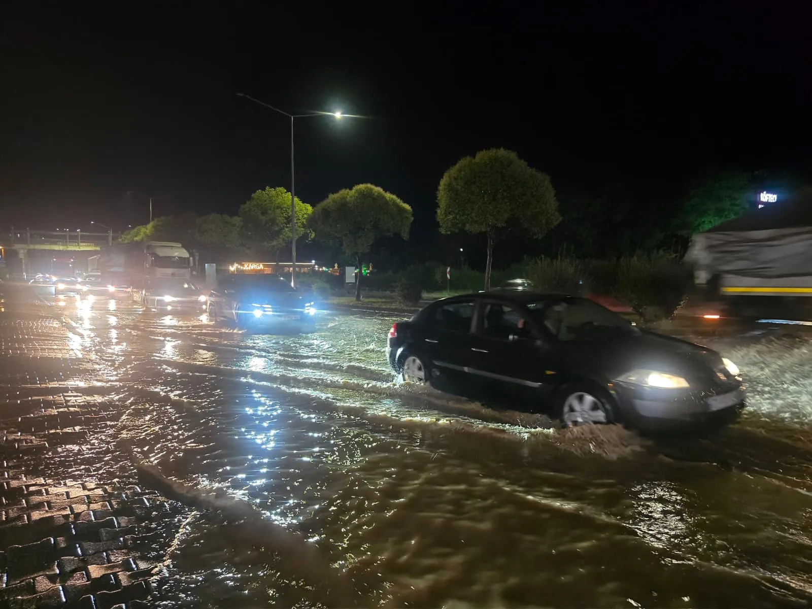 Fatsa'da akşam saatlerinde bastıran sağanak trafiği kilitledi