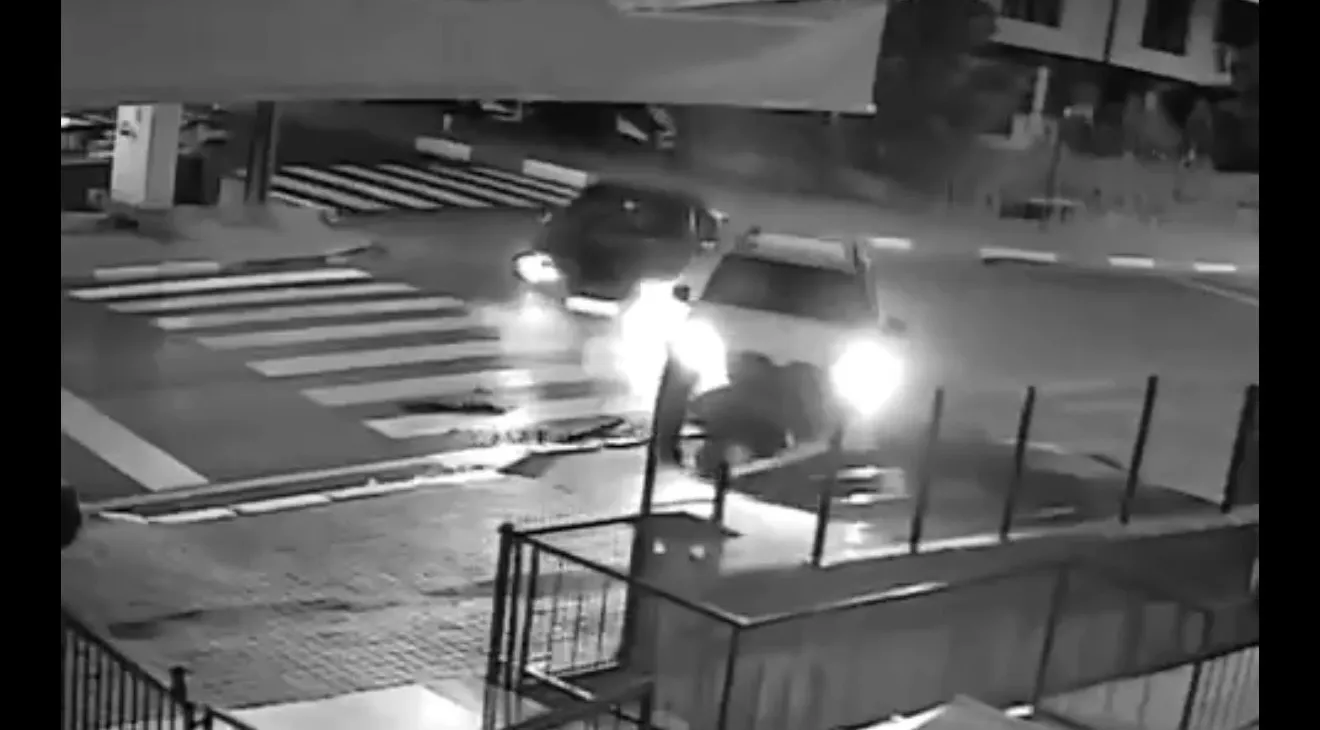 Ara sokaktan çıkan otomobil polis aracına çarptı, 2 memur yaralandı