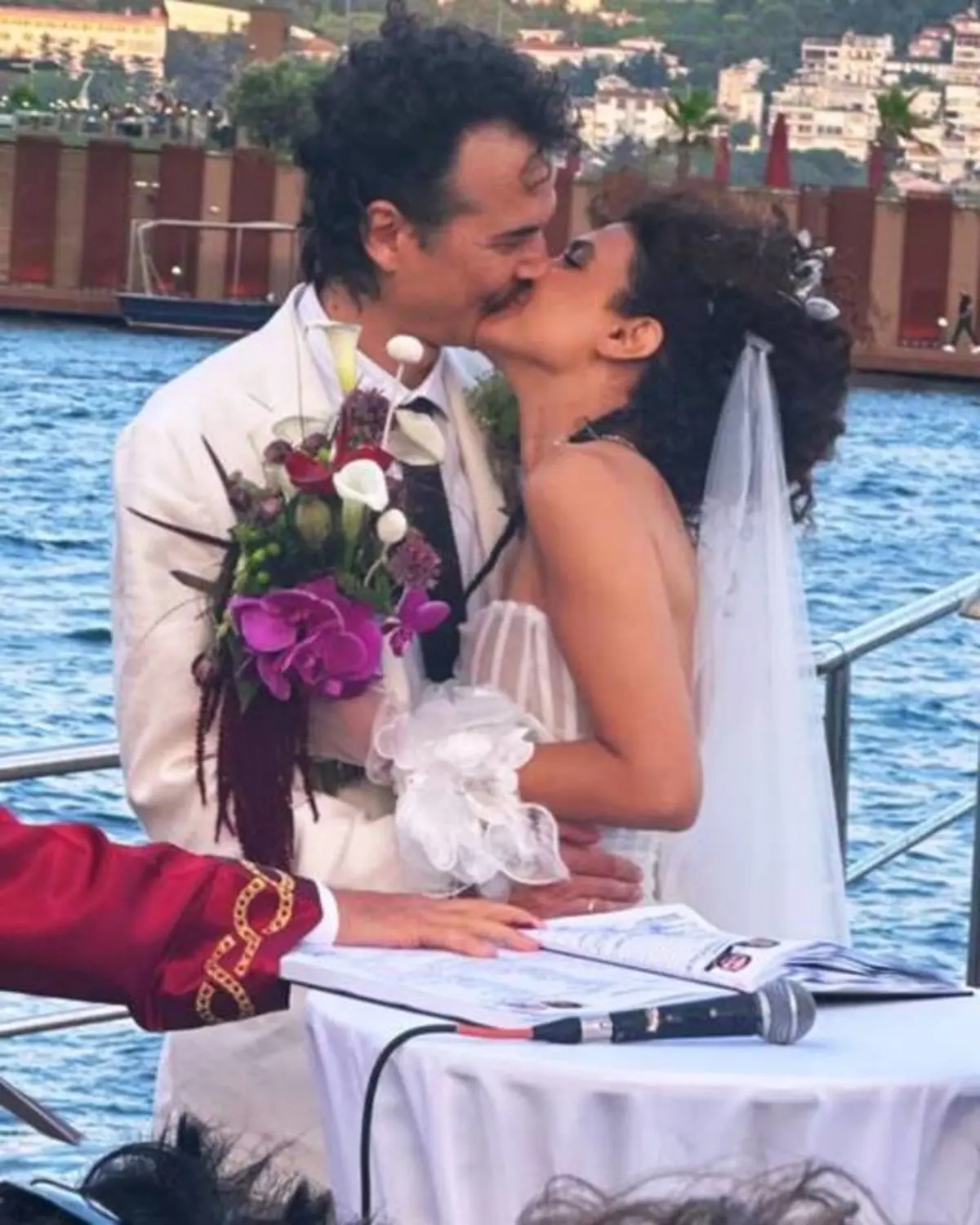 Hare Sürel sessiz sedasız evlendi! Gelinliği gündemde 3