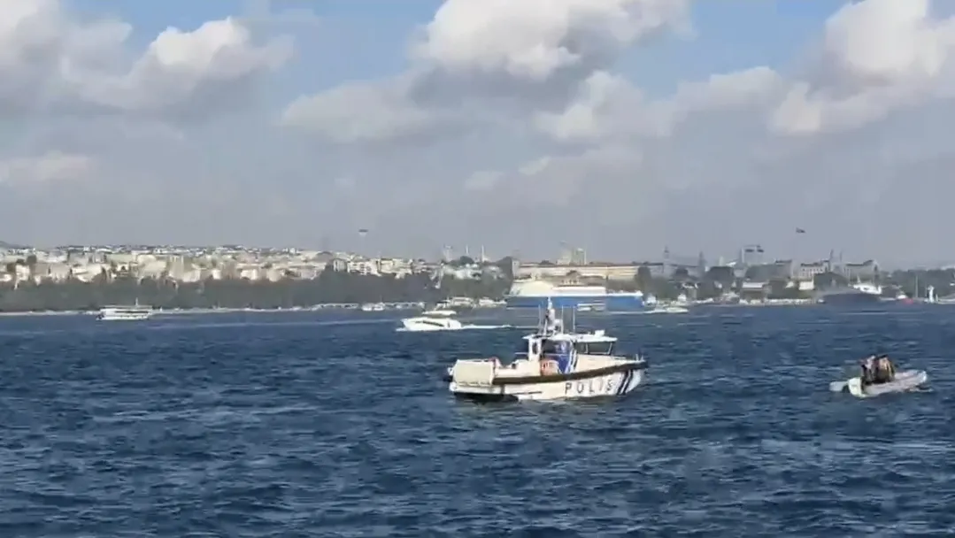 Sarayburnu'nda denize giren iki kardeş boğulma tehlikesi atlattı
