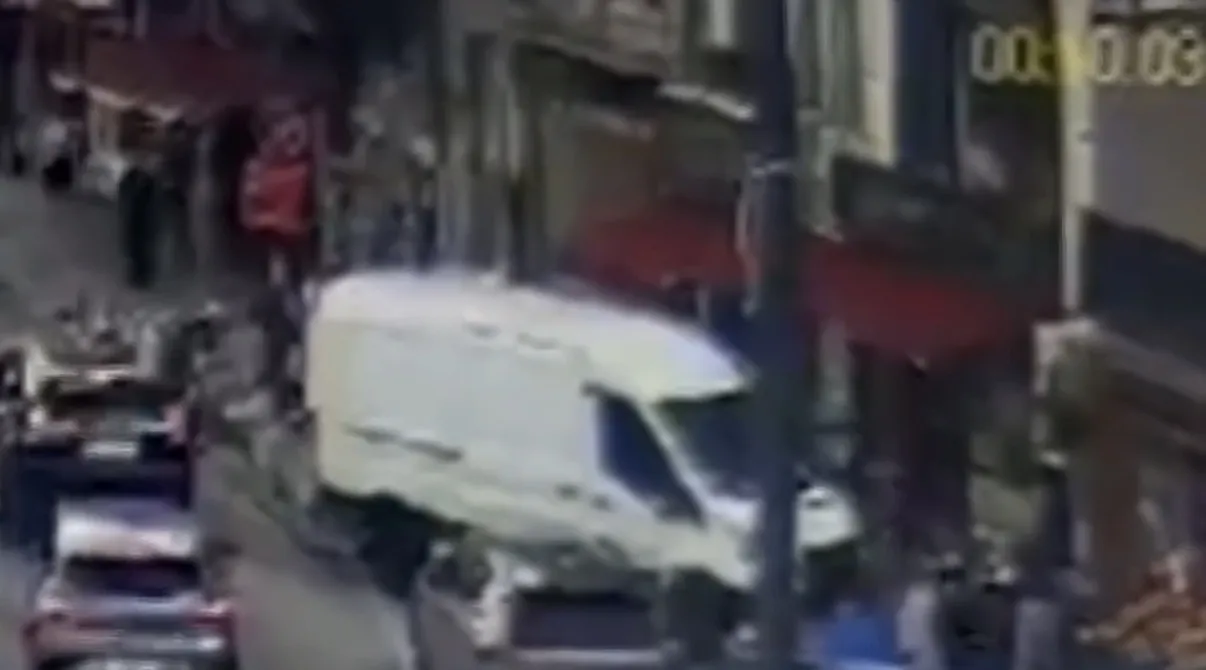 Beykoz'da dehşet anları: Kaldırımdaki yayaların arasına daldı