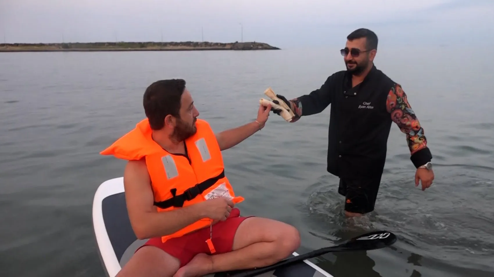Samsun denizinde kürek sörfü yaparken kebap ziyafeti çektiler