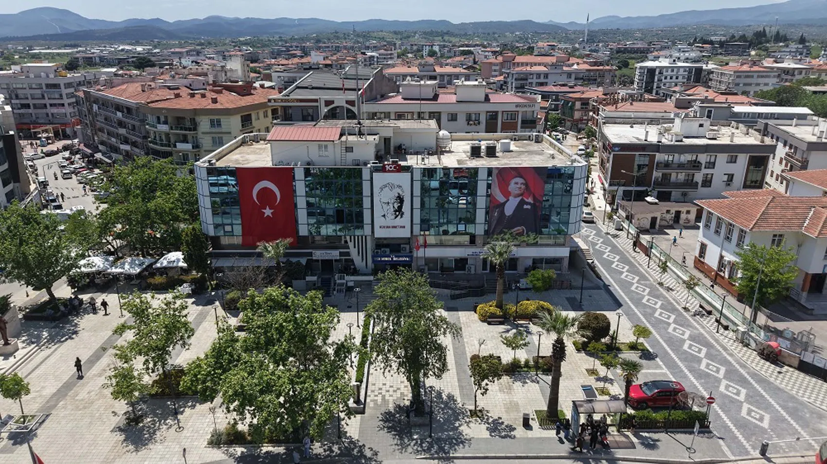 Menderes Belediyesindeki rüşvet operasyonunda aranan başkan yardımcısı yakalandı