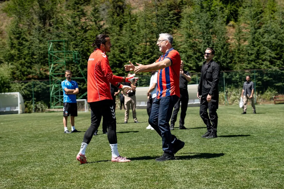 Bakan Işıkhan Gerede kampında futbolcularla bir araya geldi