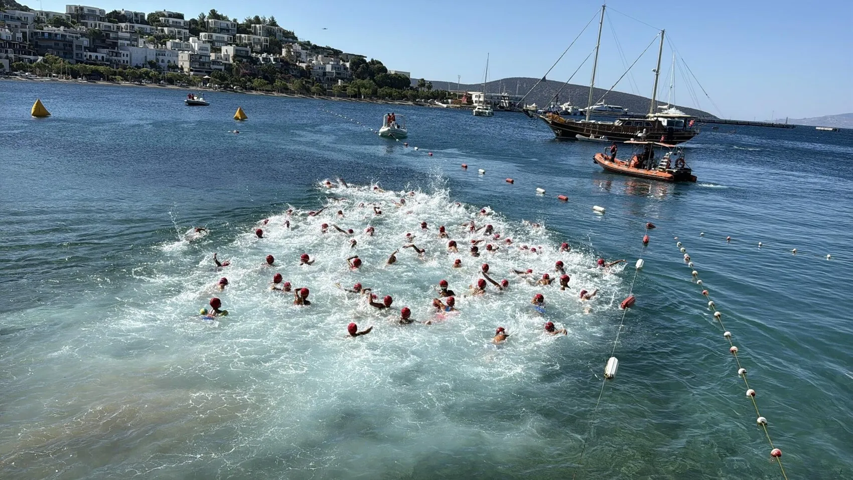 Bodrum'da sağlık için denize girenlerin sayısı ikiye katlandı