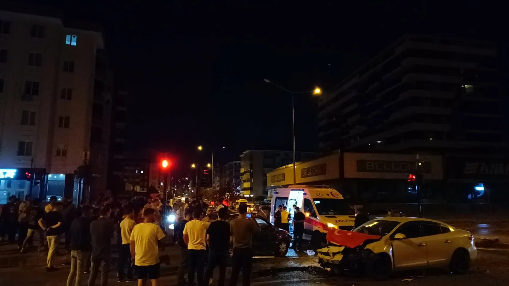 Bursa'da gece yarısı trafik kazası 7 kişi hastaneye kaldırıldı