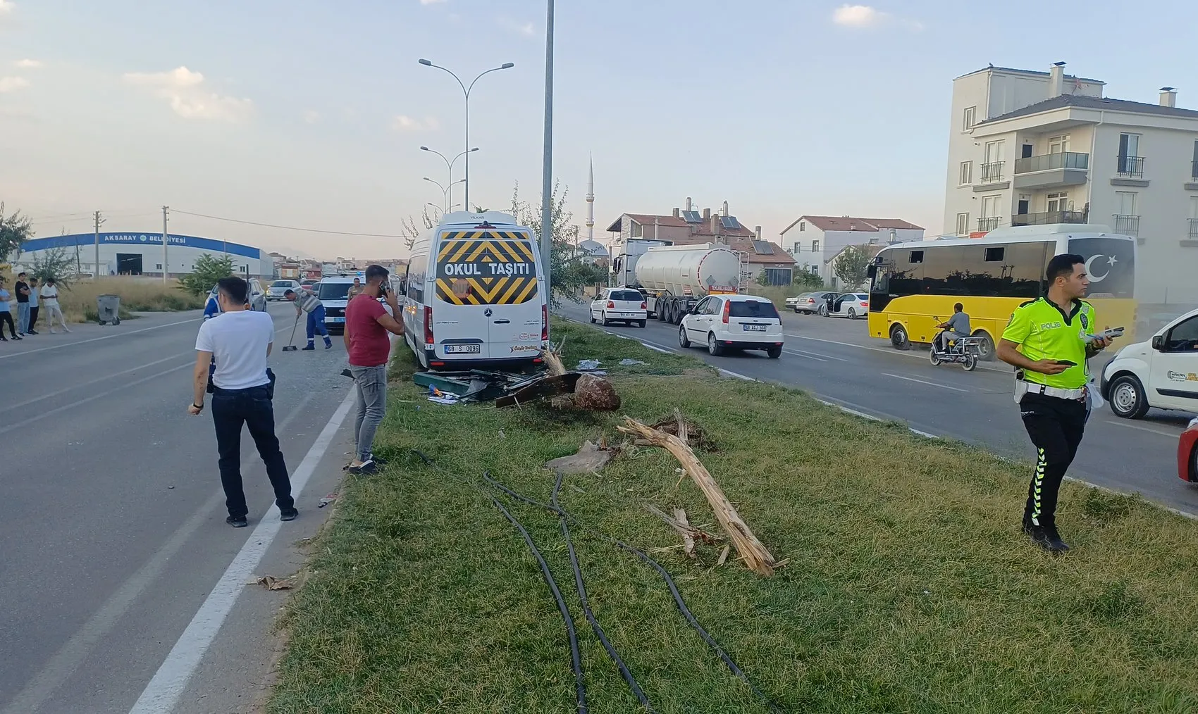Metal fabrikası işçilerini taşıyan servis panoya çarptı