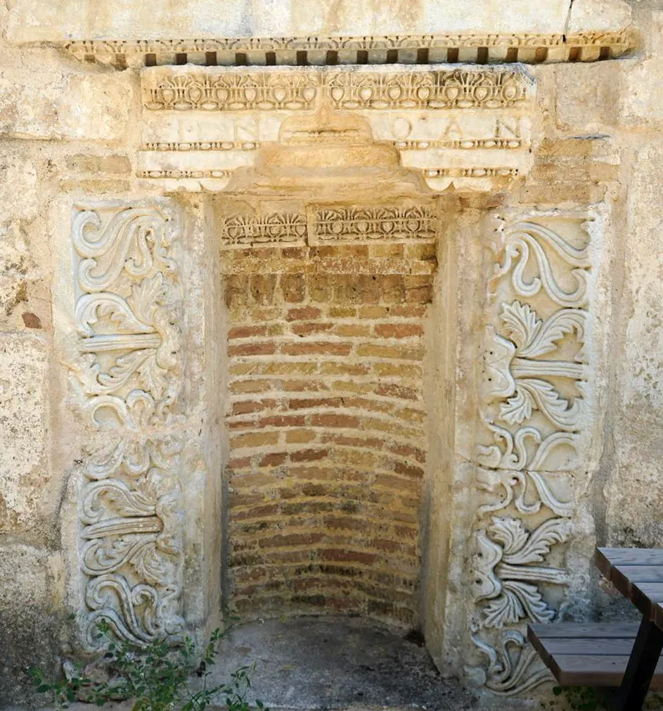 Antalya'da şaşırtan keşif: 200 yıllık caminin duvarlarında Roma dönemi yazıtları çıktı