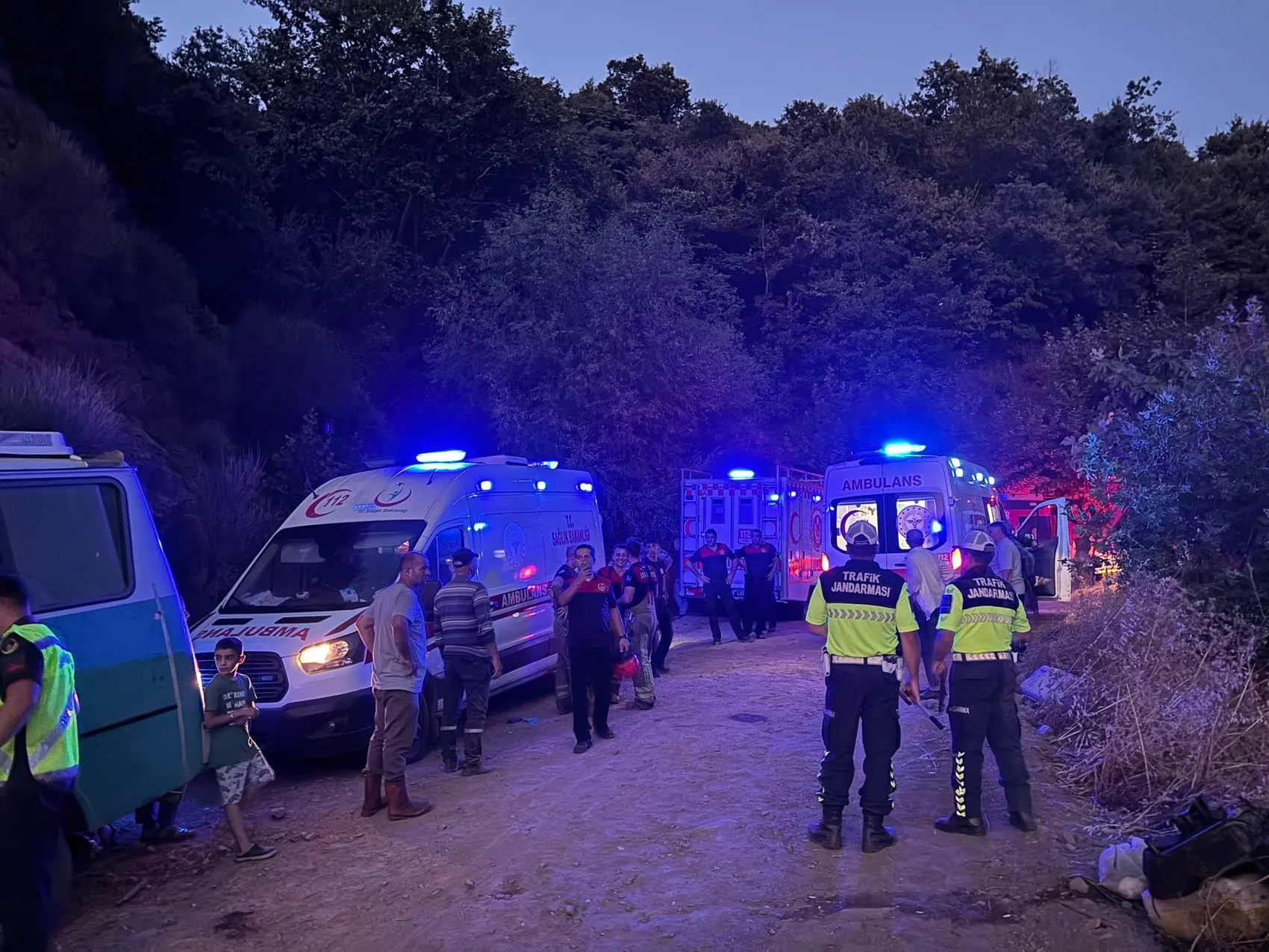 Tire'de tarım işçilerini taşıyan minibüs kayalıklara çarptı