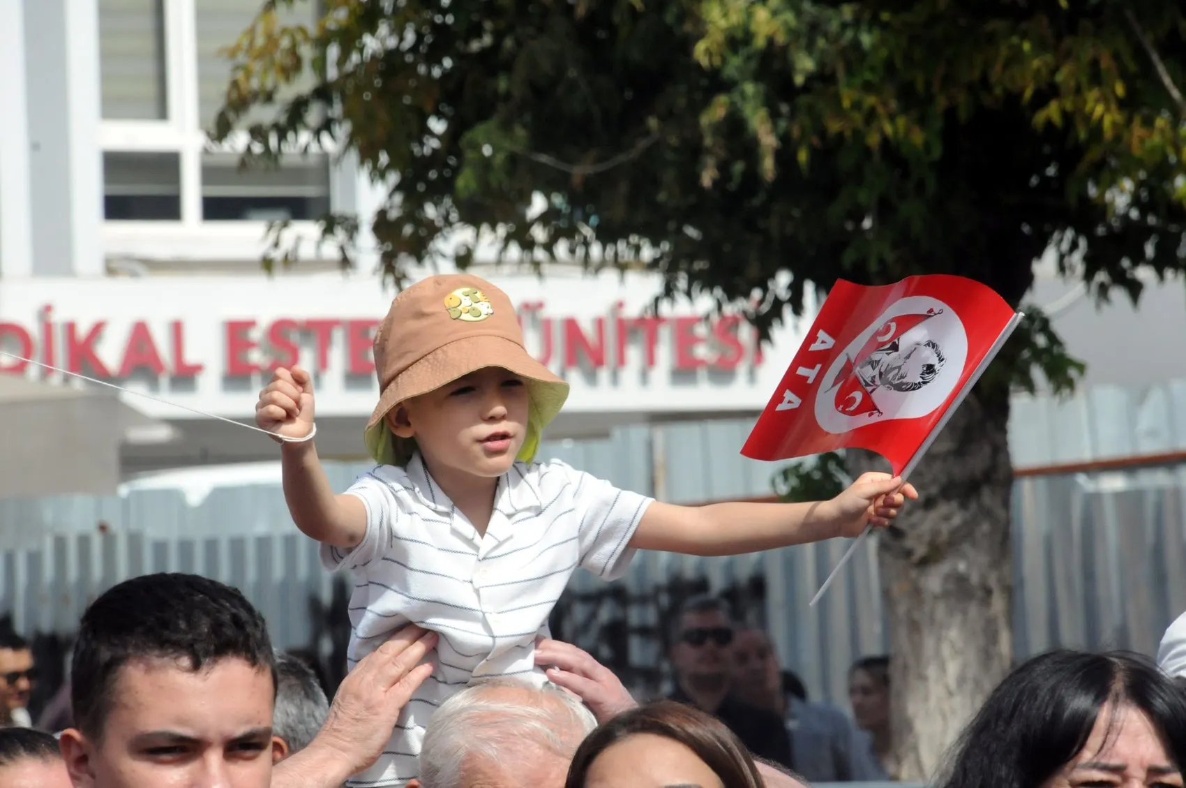 Trakya'da 30 Ağustos coşkusu: Minik Alisya protokole eşlik etti, Gazi Tümgeneral'e sevgi seli