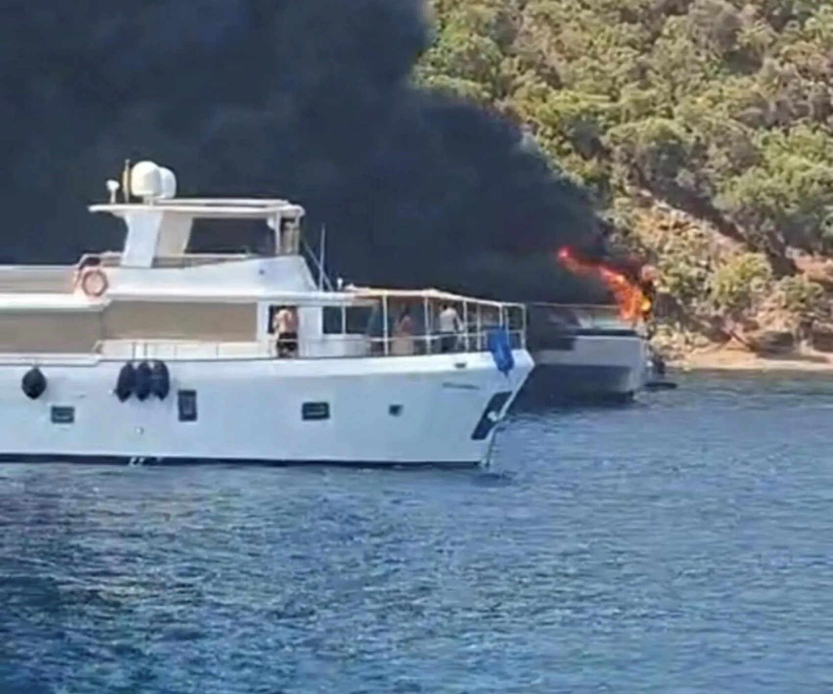 Fethiye'de gezi teknesi yandı 115 kişi denize atladı