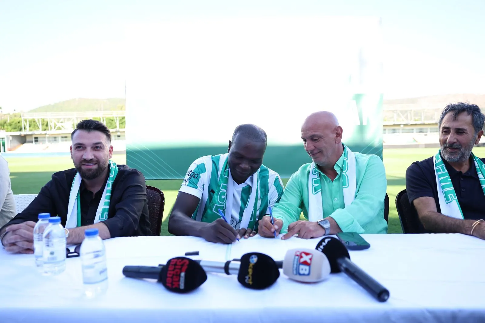 Bodrum FK’nın yeni golcüsü Aboubakar, tribünlerin önünde imzayı attı