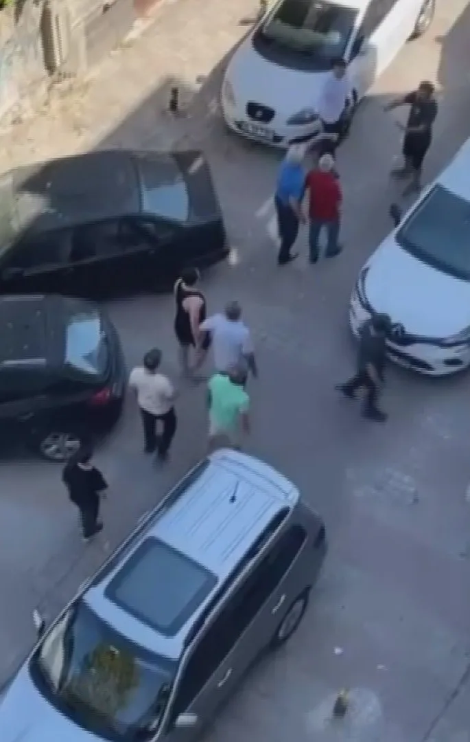 Bakırköy'de sokak ortasında yumruk yumruğa kavga