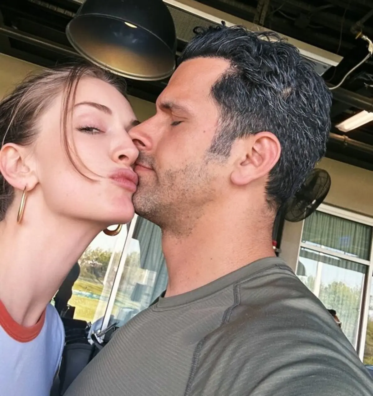 Yasemin Kay Allen eşini öpücüklere boğdu! Peş peşe paylaştı 4