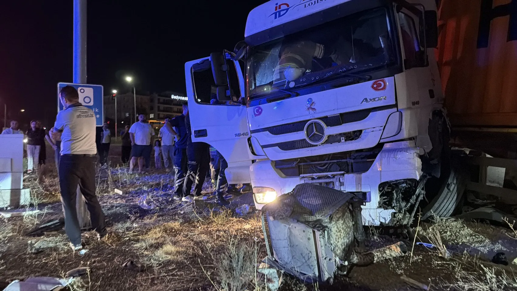 TIR refüje çıktı, sürücü sıkıştı, itfaiye seferber oldu