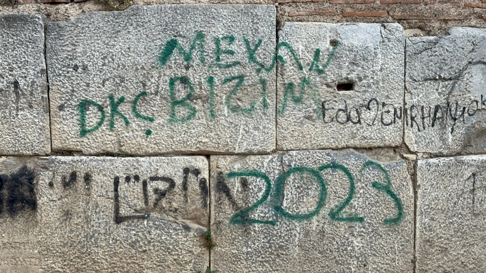 İznik’in tarihi surları sprey boyalarla hedef tahtası oldu