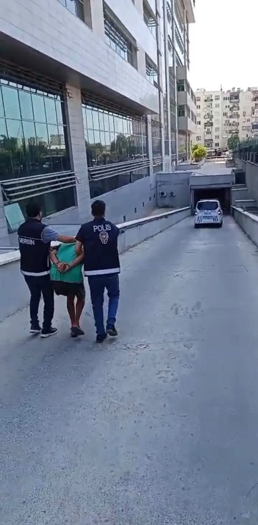 Mersin'de markette şiddet anları kameraya yansıdı
