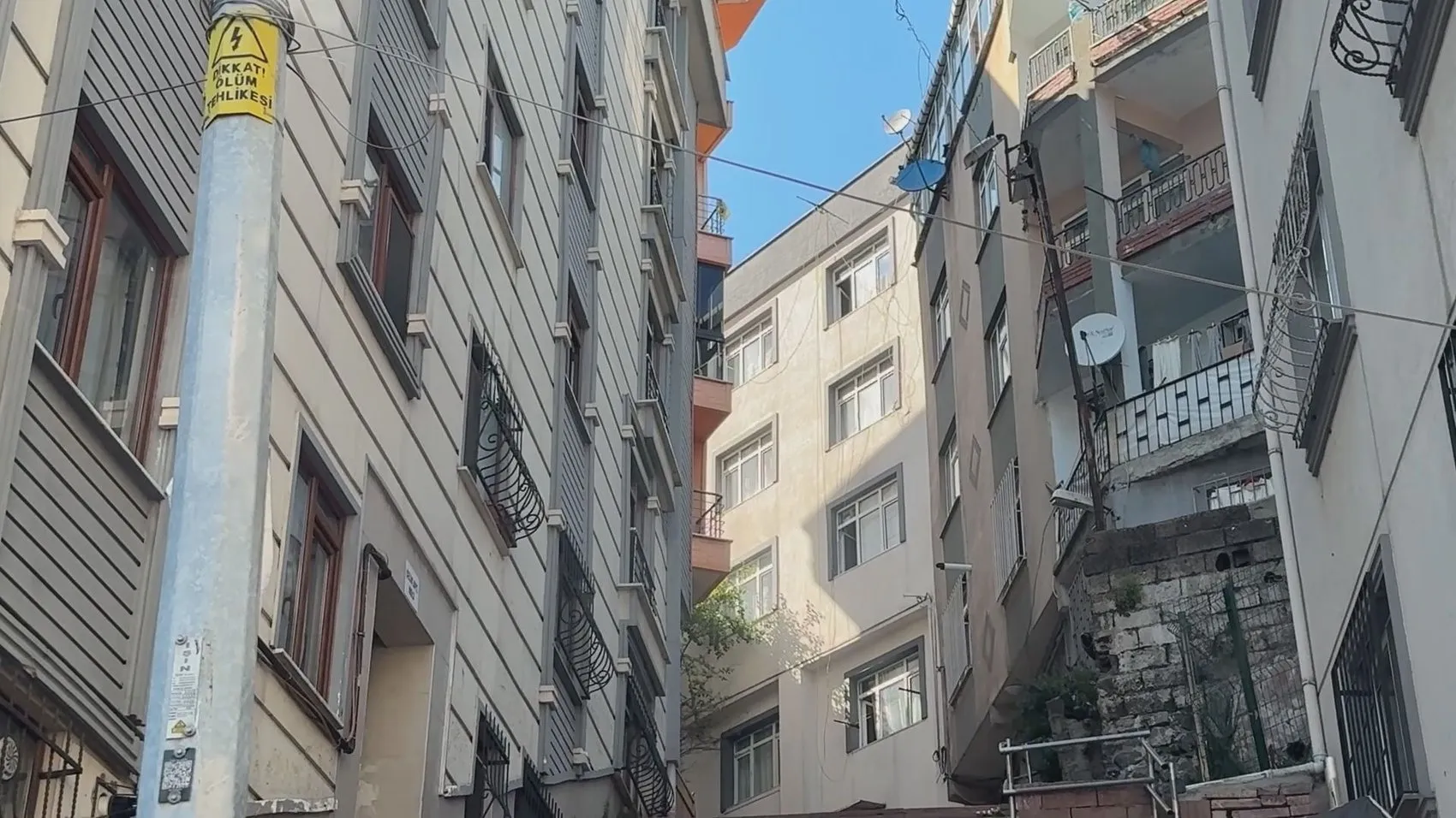 Kurye 2 milyonluk altınla kayboldu, 27 gün sonra çatıda yakalandı