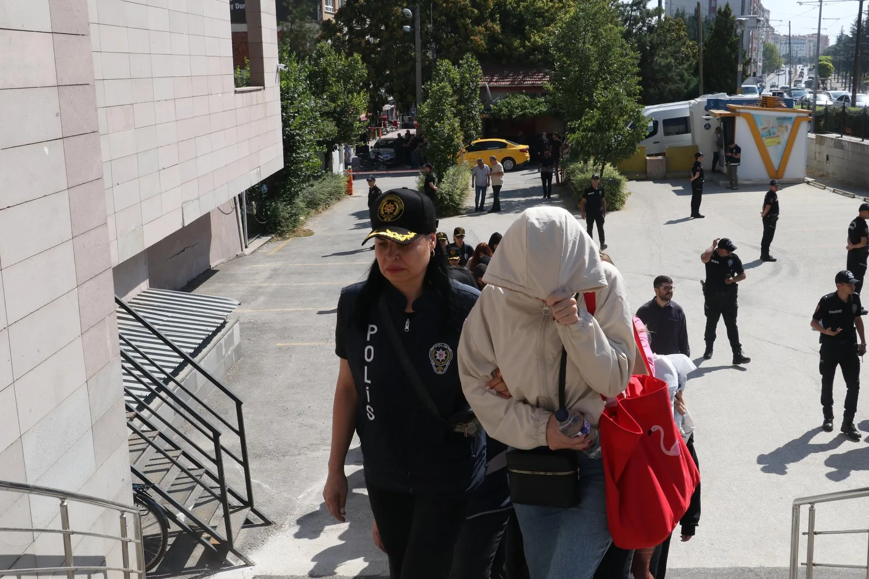 Modem yalanıyla 801 kişiyi dolandıran şebekeye operasyon
