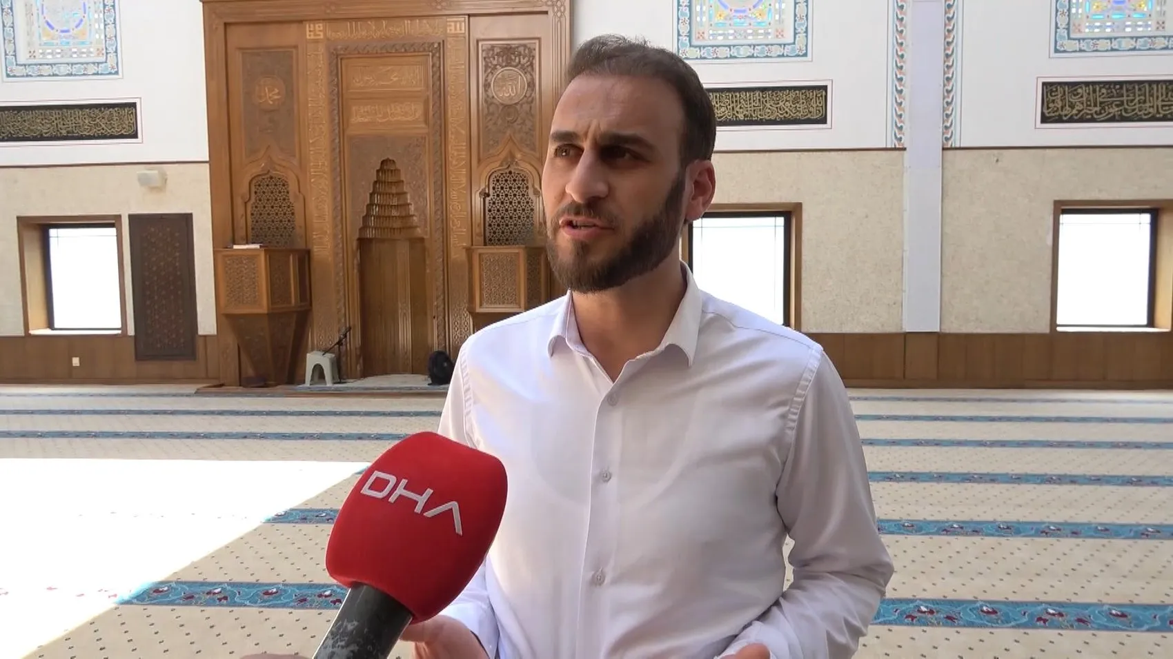 Bursa'da gökyüzü altında namaz kıldıran cami