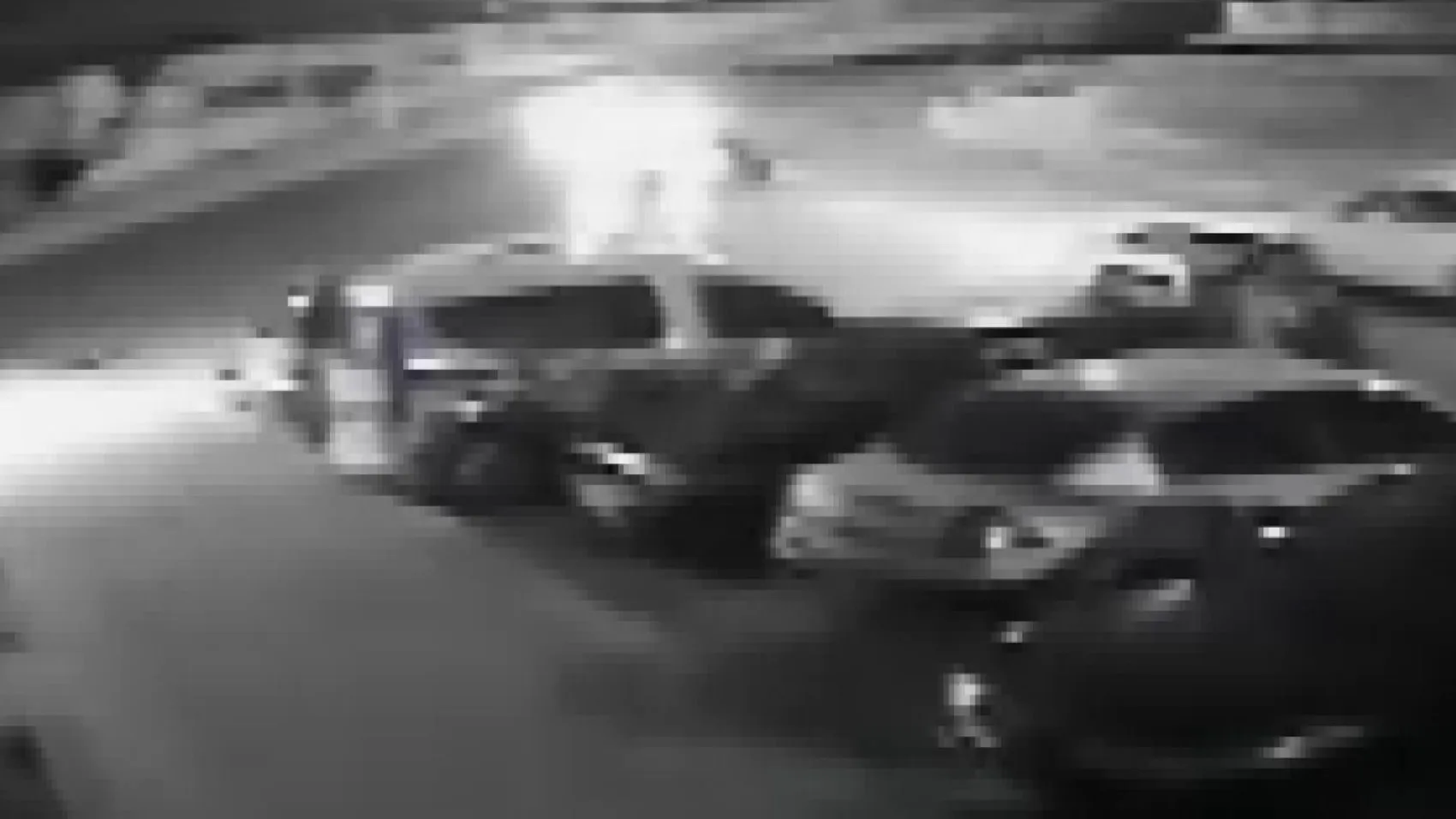 Esenyurt’ta dikkatsiz taksi sürücüsü motosikletli iki kişiyi hastanelik etti