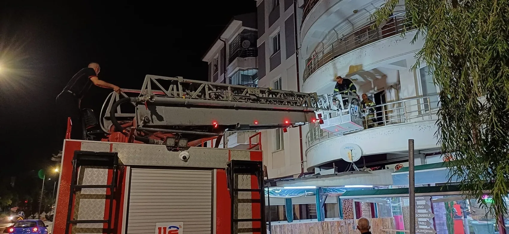 Kütahya'da komşuların fark ettiği çöp evden sağ çıktı