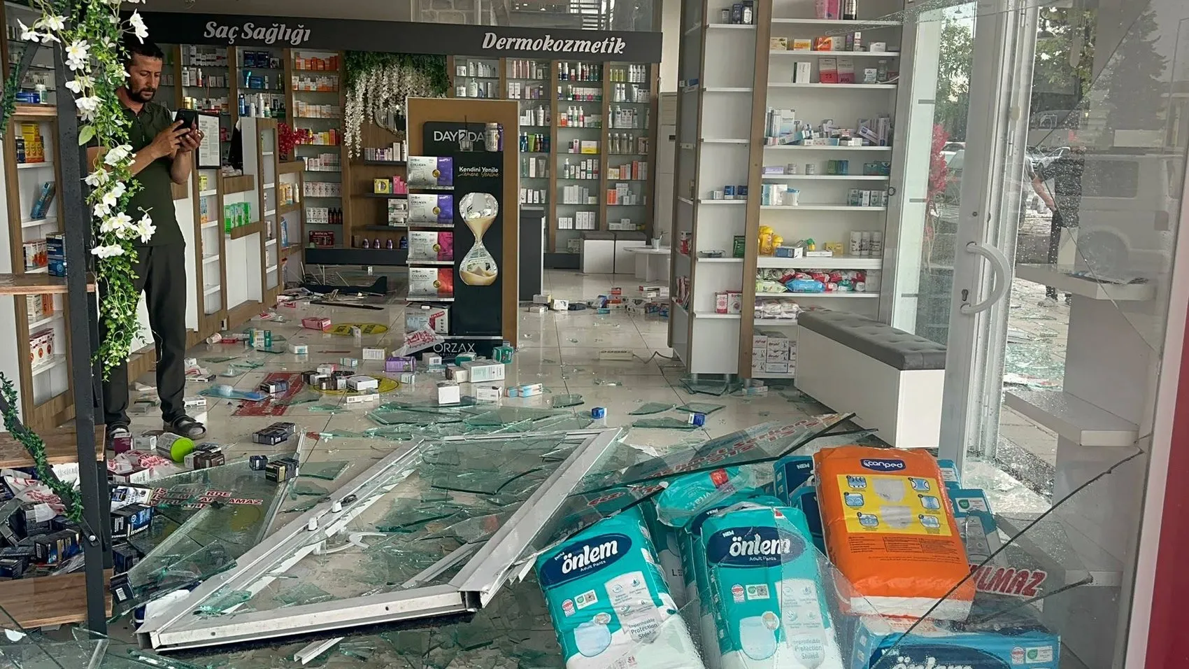 Malatya'da beş dakikalık fırtına şehri birbirine kattı