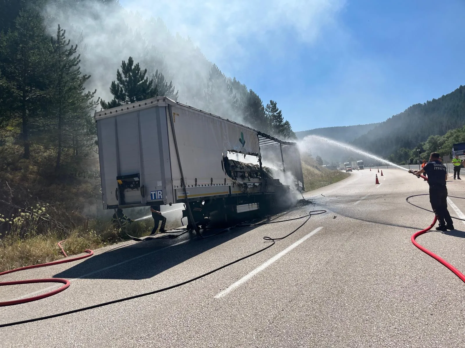 Gerede yolunda şeker taşıyan TIR alevlere teslim oldu