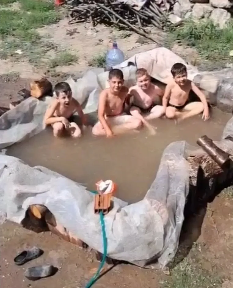 Amasya'da kavurucu sıcağa karşı naylondan pratik çözüm