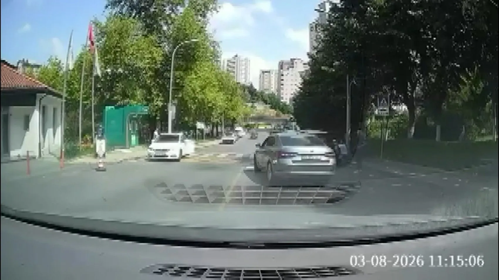 Başakşehir’de kontrolden çıkan aracı eliyle durdurdu
