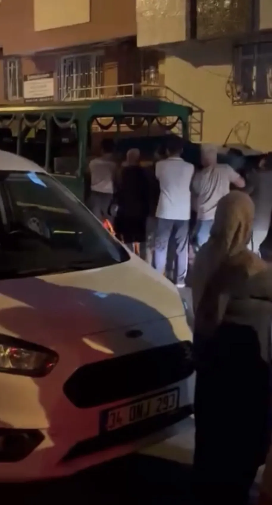 Amcası eve gelince yerde hareketsiz yatan yeğenini buldu