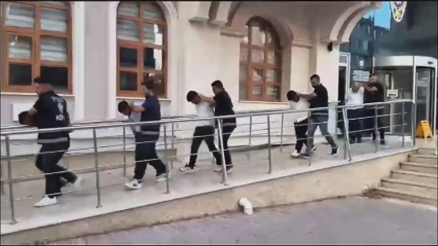 Konya’da minibüsten 1 milyon liralık vurgun yapan çete yakalandı