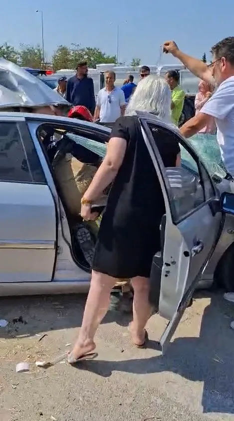 Bursa'da feci kaza Bariyerlere çarpan araçta iki kişi sıkıştı