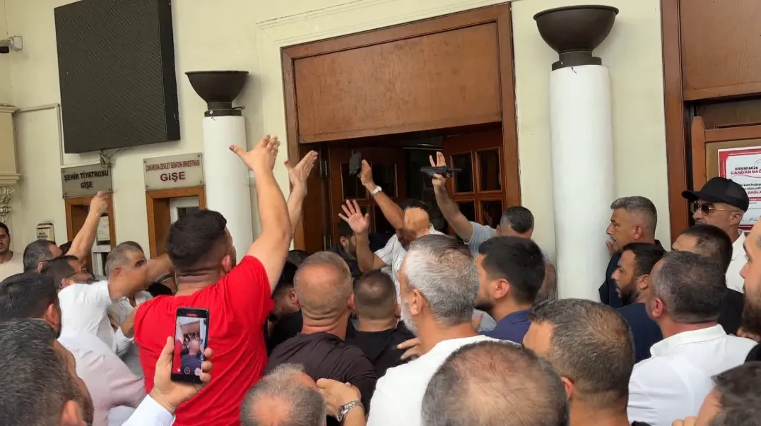 Adana’da servisçilerin belediye önündeki plaka eylemine polis müdahalesi