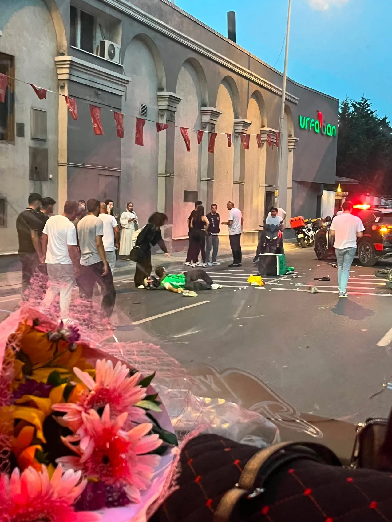 Kağıthane'de motokuryenin park halindeki araca çarpıp takla attığı anlar kamerada