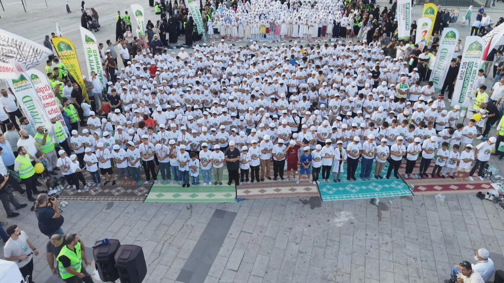 Başakşehir’de yüzlerce çocuk namaz eğitimi sonrası bir araya geldi