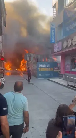 Gebze’de metro şantiyesinde çıkan yangın iş yerlerine sıçradı