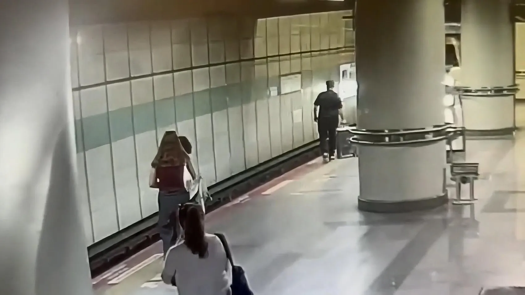 Metro beklerken raylara düşen görme engelli genç kurtarıldı