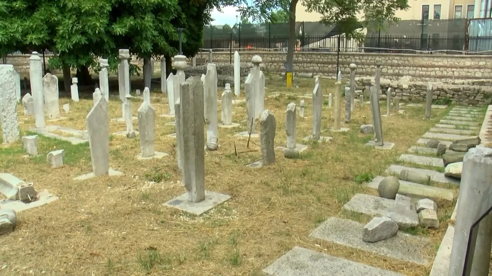 Fatih’te tarihi mezarlara saldıran şüpheli yakalandı