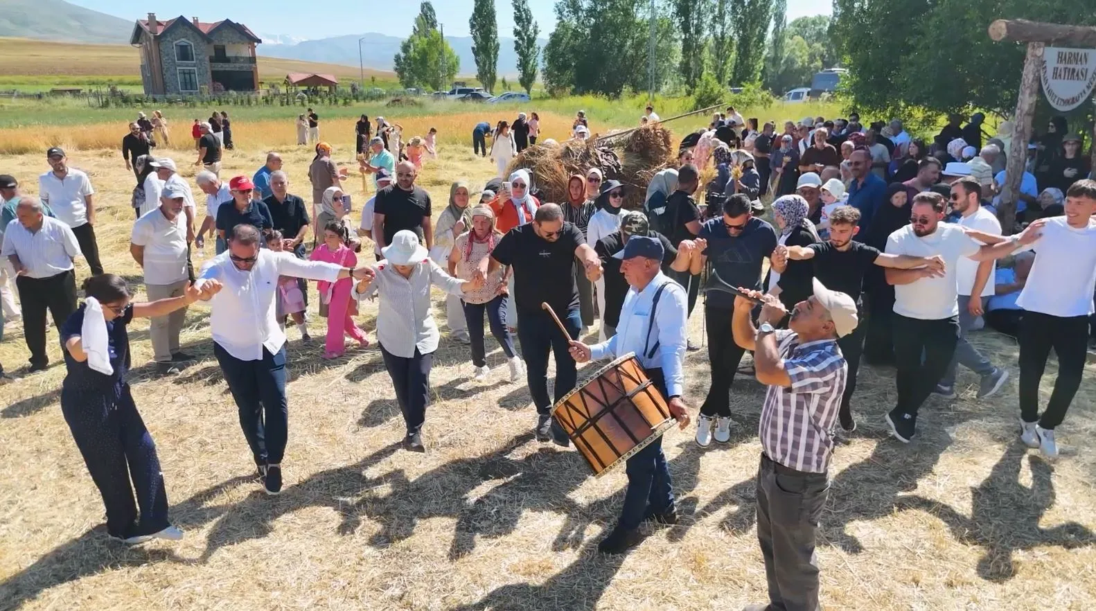 Bayburt’ta tırpanlı hasat mesaisi