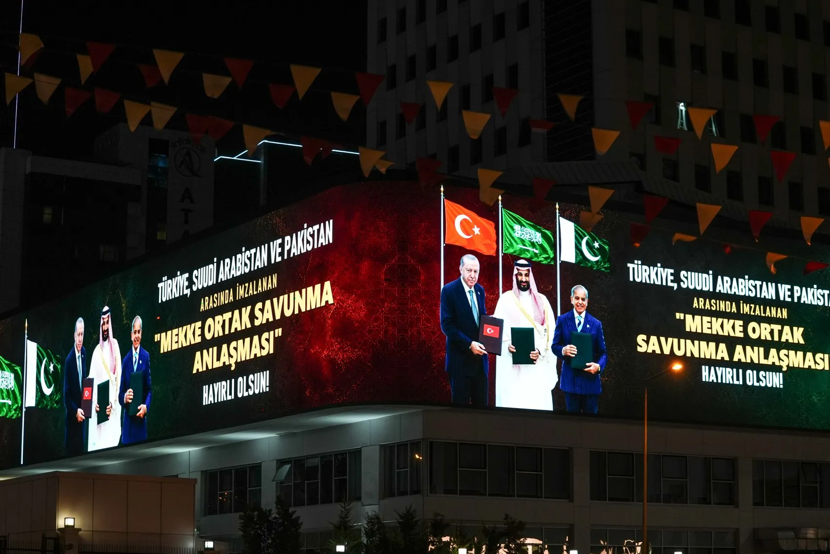 İstanbul ve Ankara’nın simgeleri Mekke Anlaşması için ışıklandırıldı