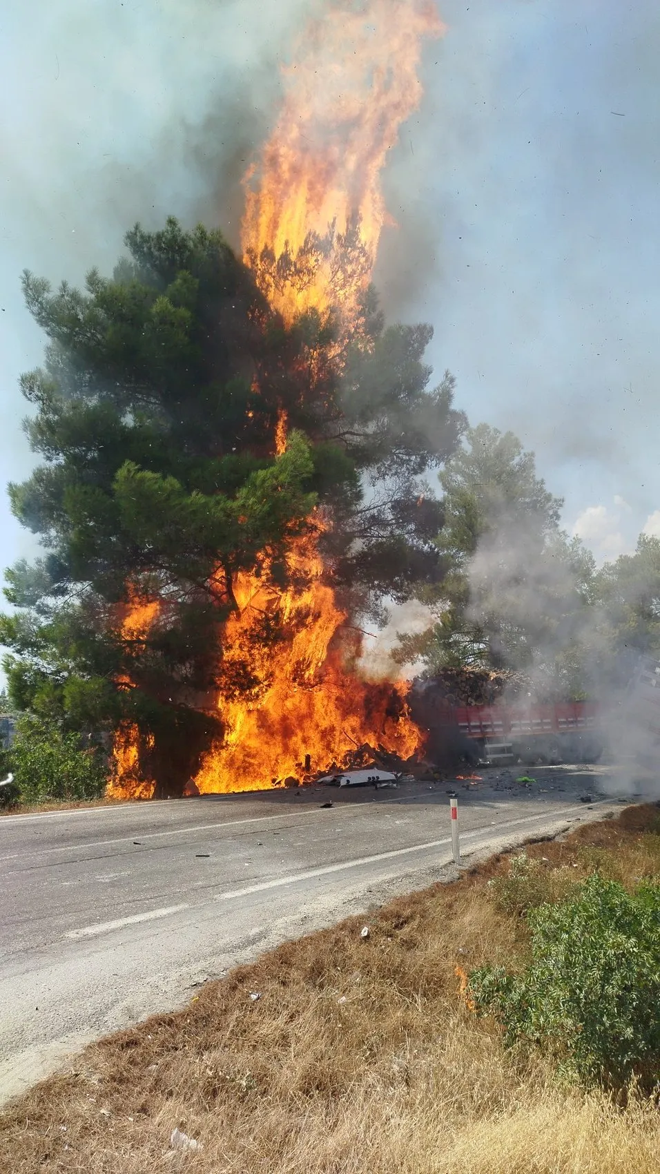 Silifke’de TIR ve kamyon çarpıştı Bir kişi hayatını kaybetti
