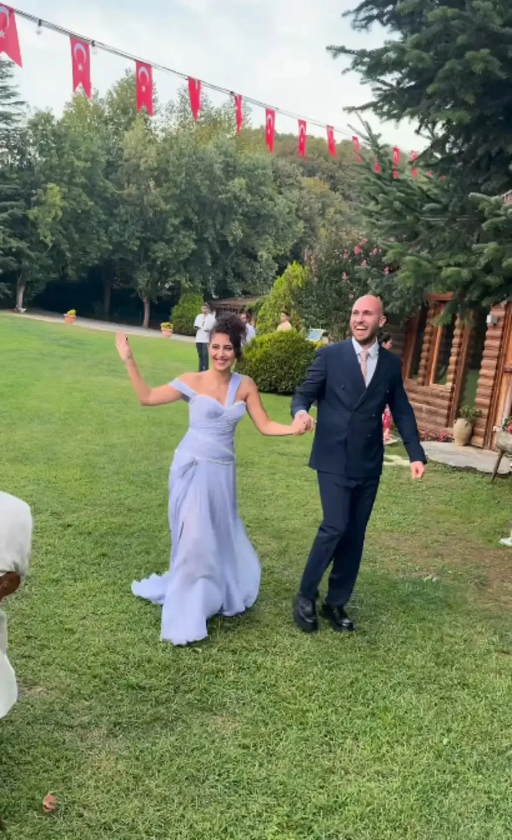 Şevket Çoruh ile Günay Karacaoğlu’nun kızları nişanlandı! Ozan Güven dansözle göbek attı 1